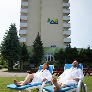 Duży pokój z łóżkiem king-size
